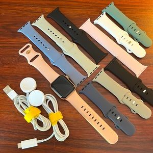 Apple Watch SE 40 mm GPS WR + 10 bands + 2 chargers (USB and fast charger).